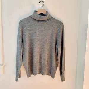 GRAY TURTLENECK SWEATER